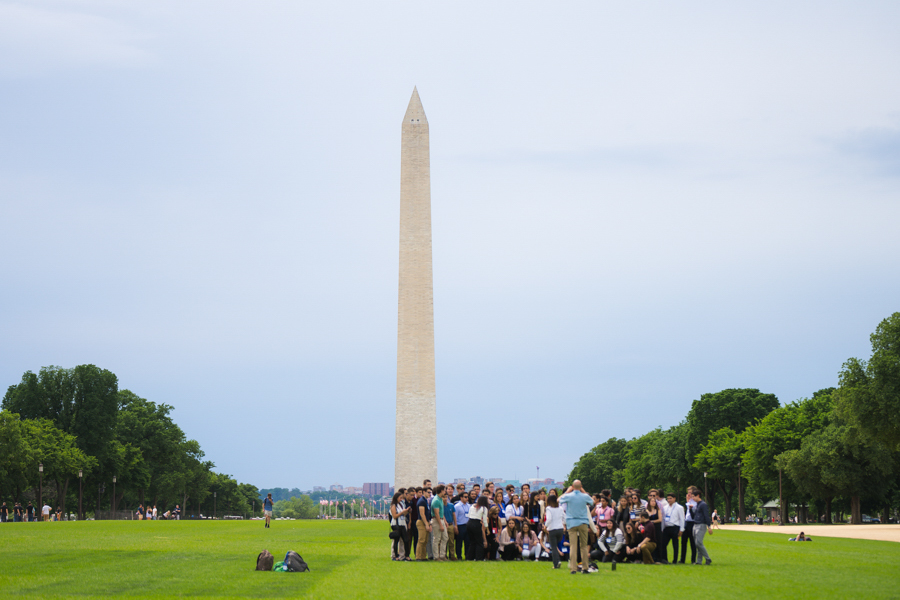 Student group taking picture in front of Washington Monument