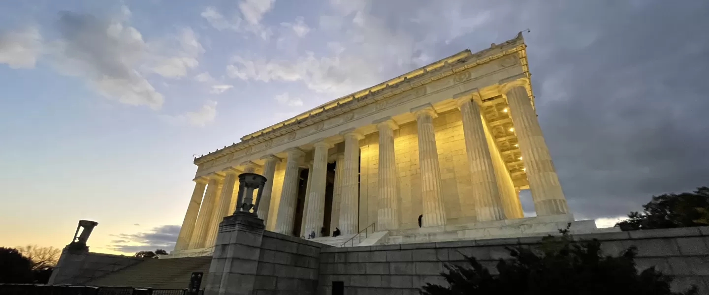 A wideshot of the Lincoln Memorial standing tall at dusk