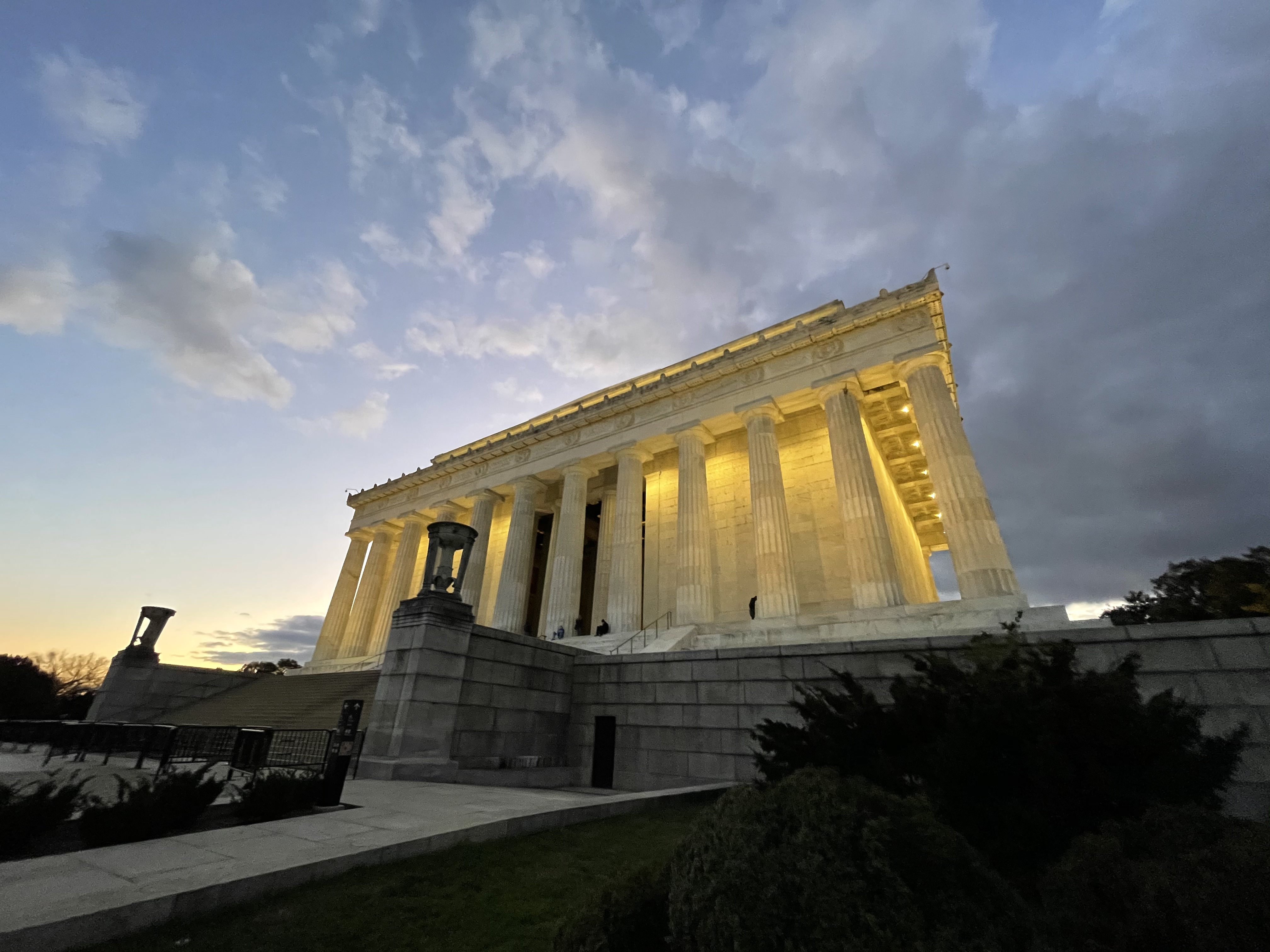 A wideshot of the Lincoln Memorial standing tall at dusk